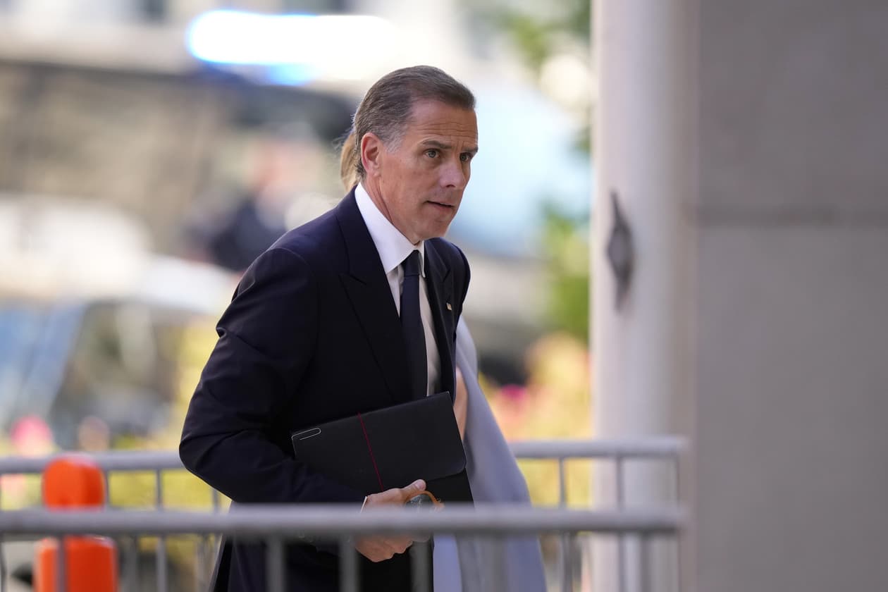 Hunter Biden walks into court