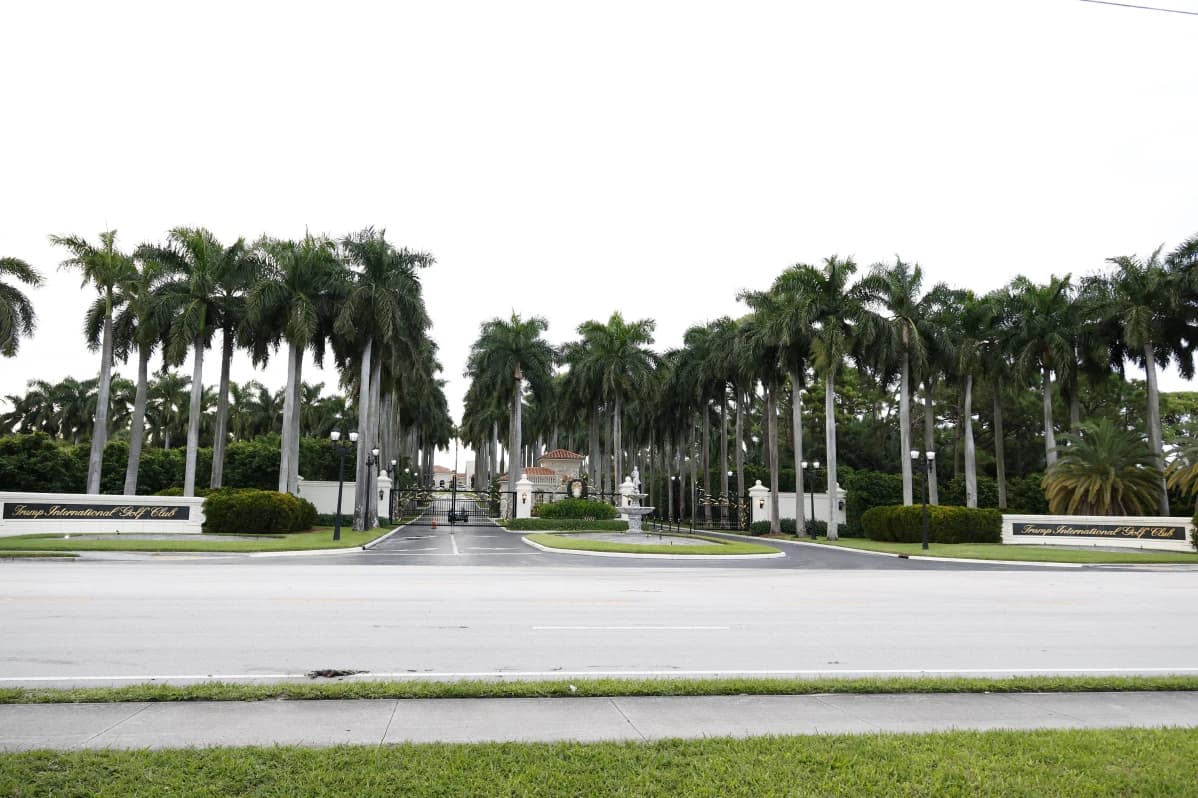 Entrance to a building in Florida 
